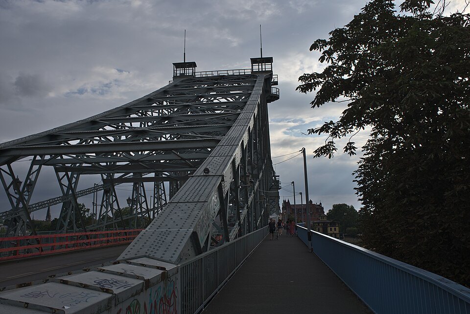 The steel span and walkway of the Blaues Wunder