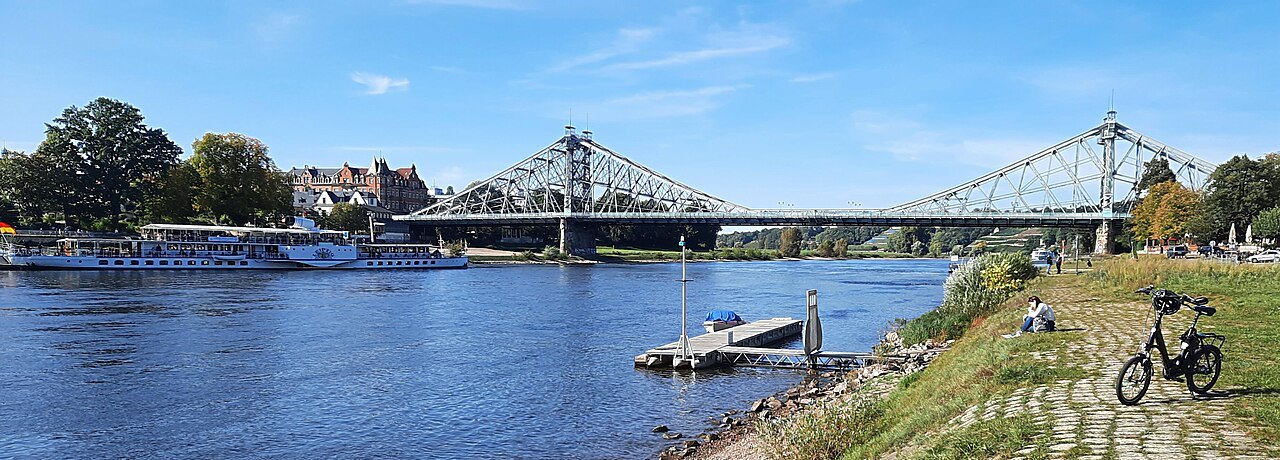 The Blaues Wunder between Blasewitz and Loschwitz