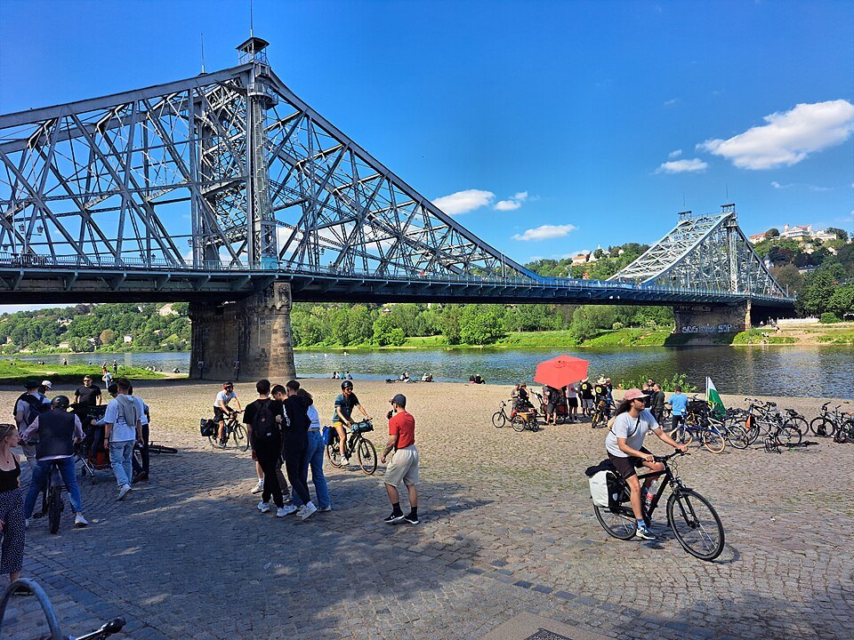 Cyclists on the Blasewitz shore below the Blaues Wunder