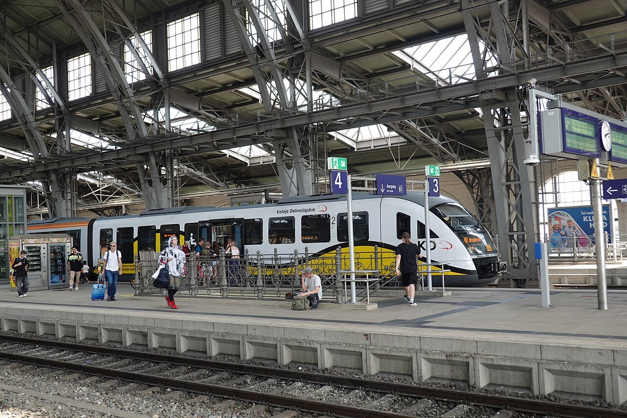 Which Dresden station to get off at, and what to do with your bags
