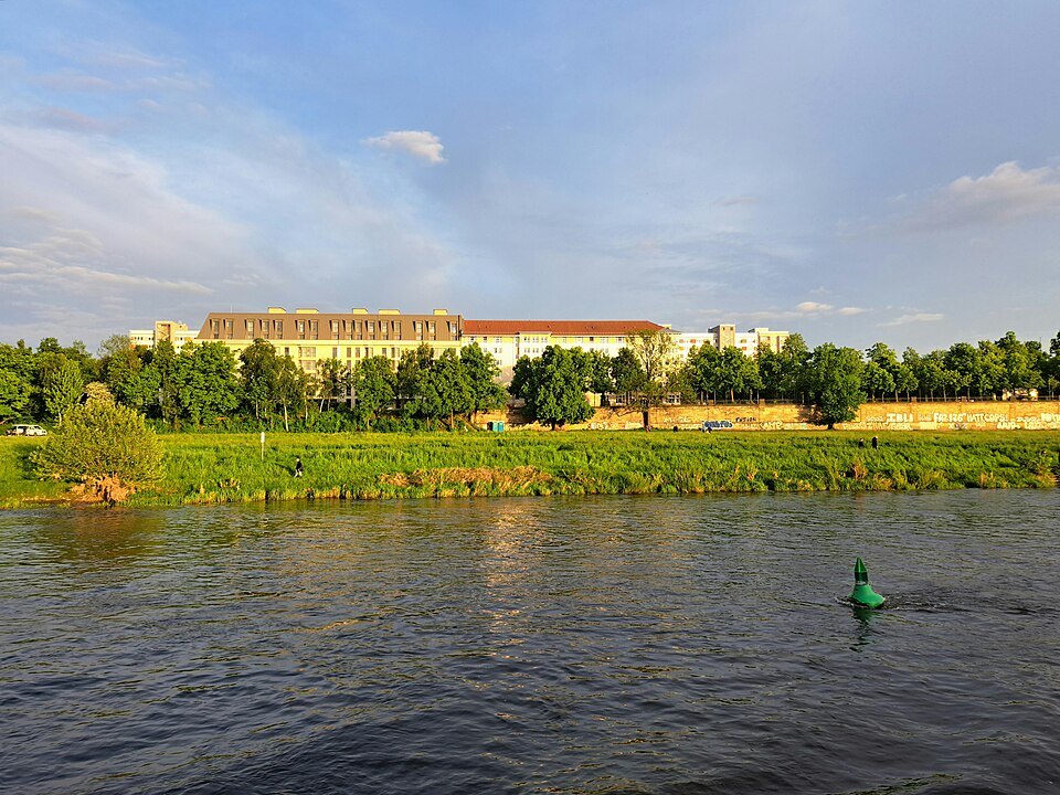 The Elbe meadows along the river at Johannstadt