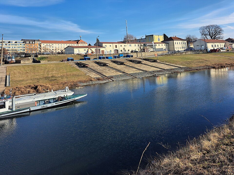The Pieschen harbor basin from its bank