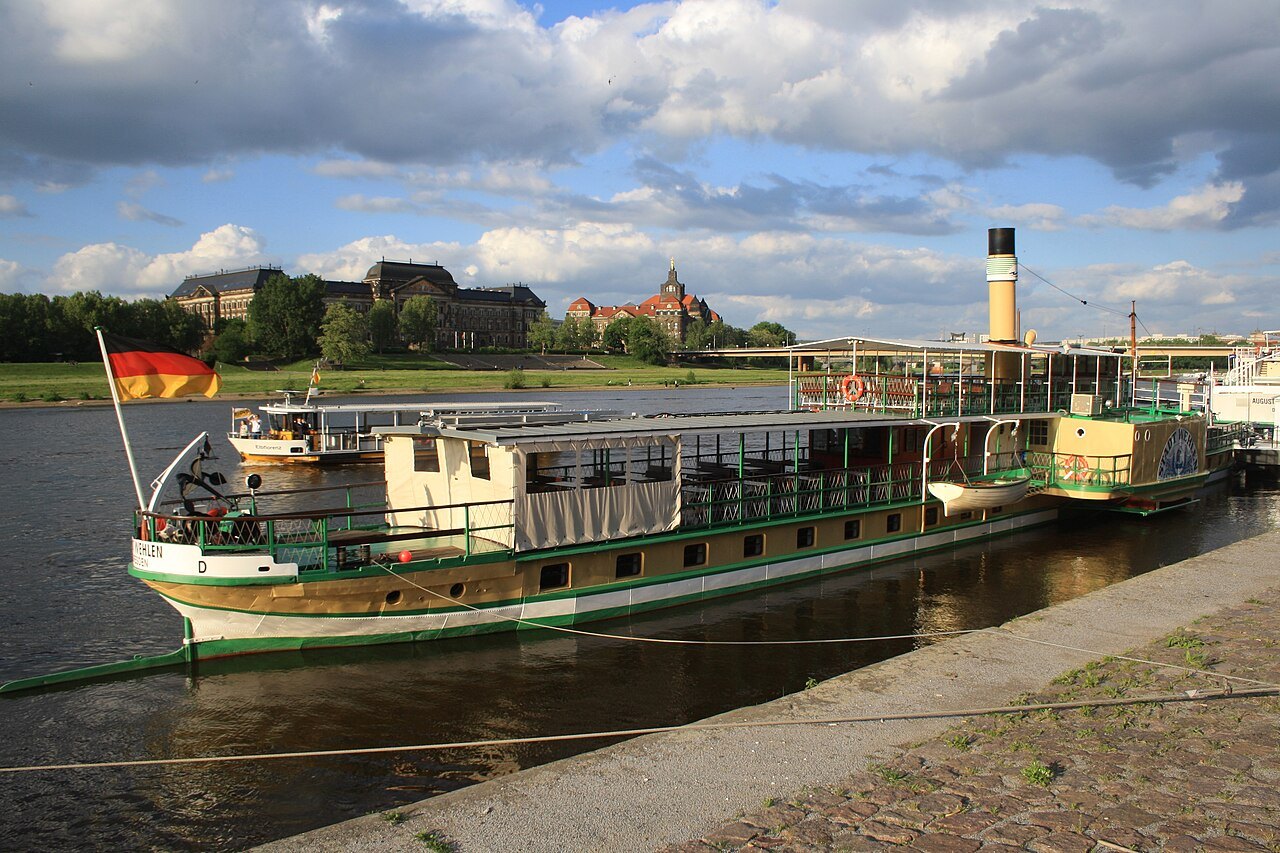 A paddle steamer below the Altstadt