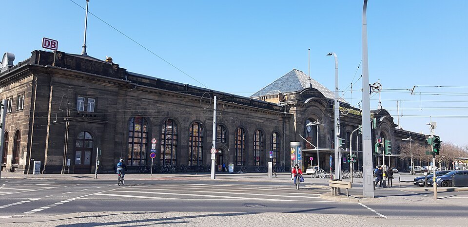 Which Dresden station to get off at, and what to do with your bags