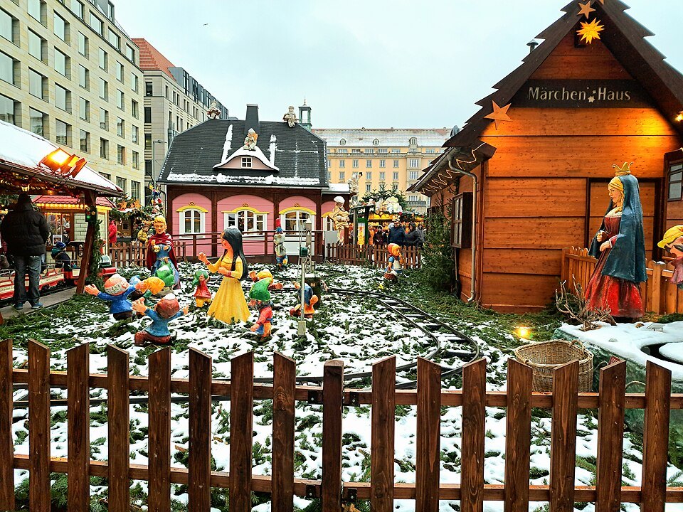 Carved figures and huts at the Striezelmarkt