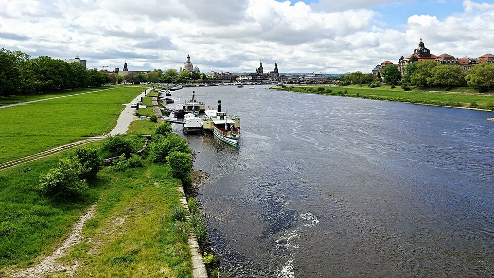 The Elbe meadows and the steamers' quay