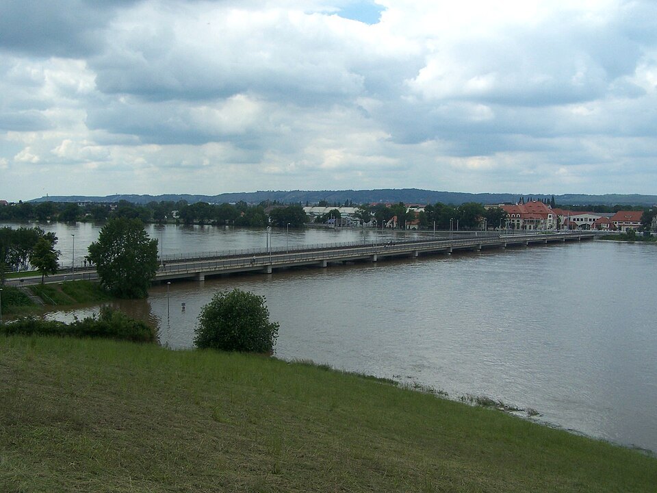 The swollen Elbe at a bridge during a flood