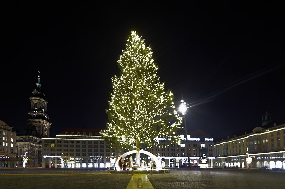 The Christmas tree and nativity by the Kreuzkirche