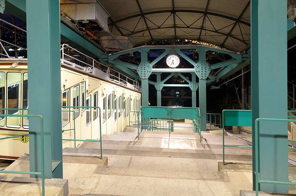 A Schwebebahn cabin in the upper station