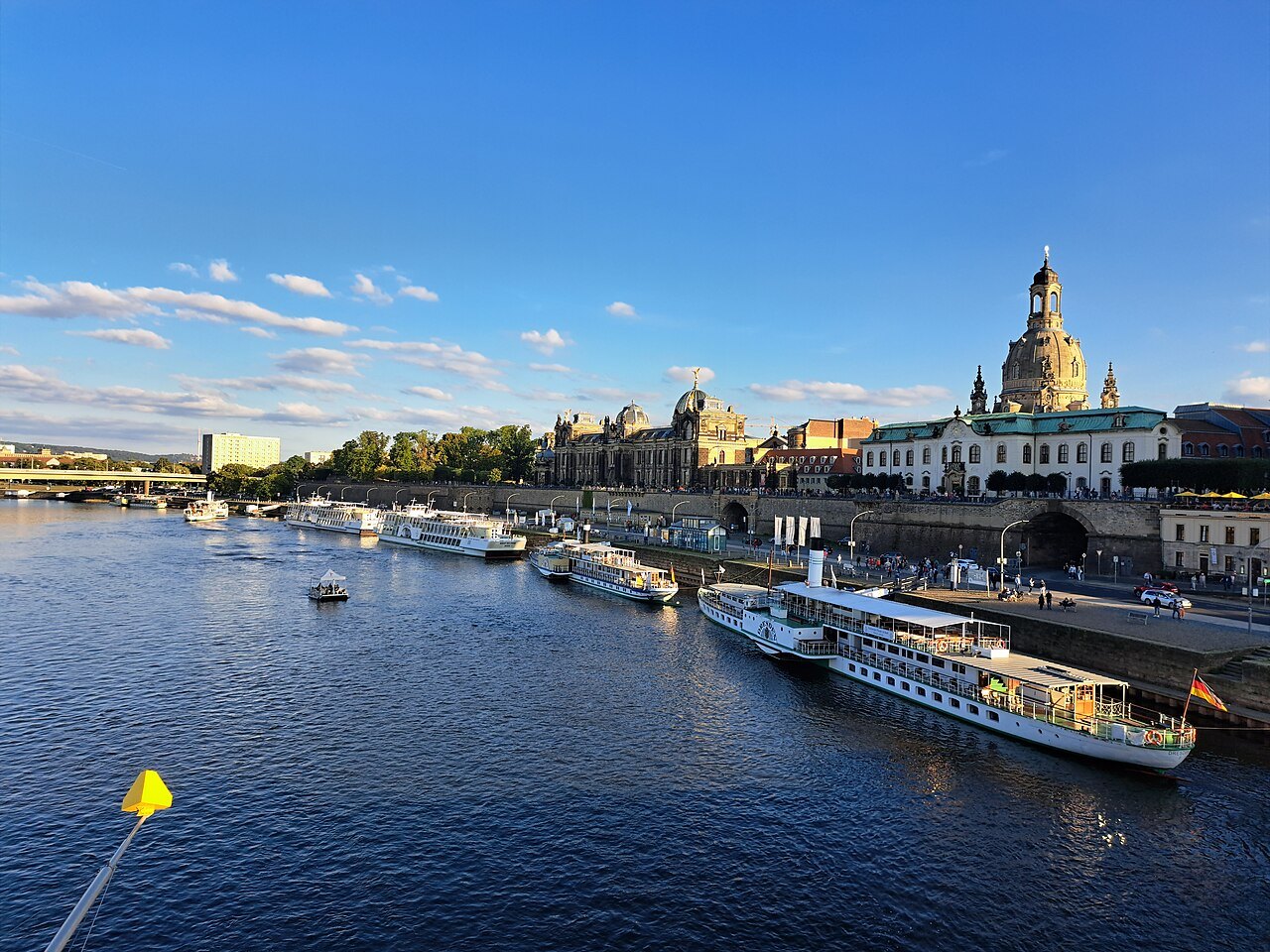 Brühl's Terrace above the Elbe, paddle steamers at the quay and the Frauenkirche dome behind