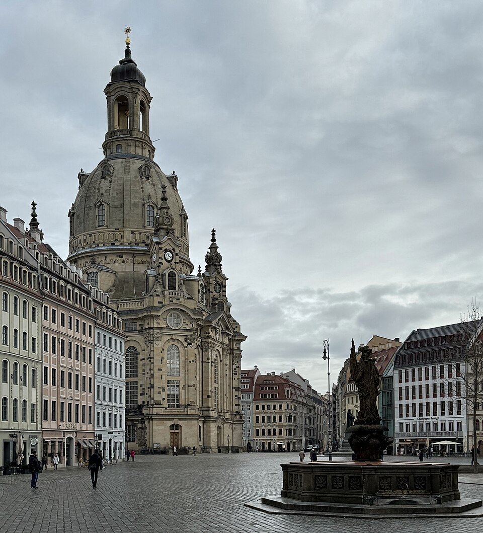 The Frauenkirche behind the Friedensbrunnen fountain