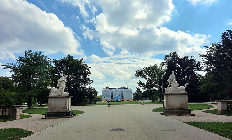 The main avenue to the Großer Garten palace