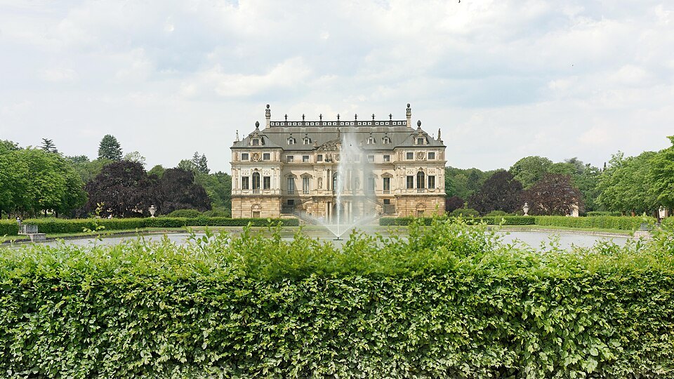 The Großer Garten palace behind a fountain