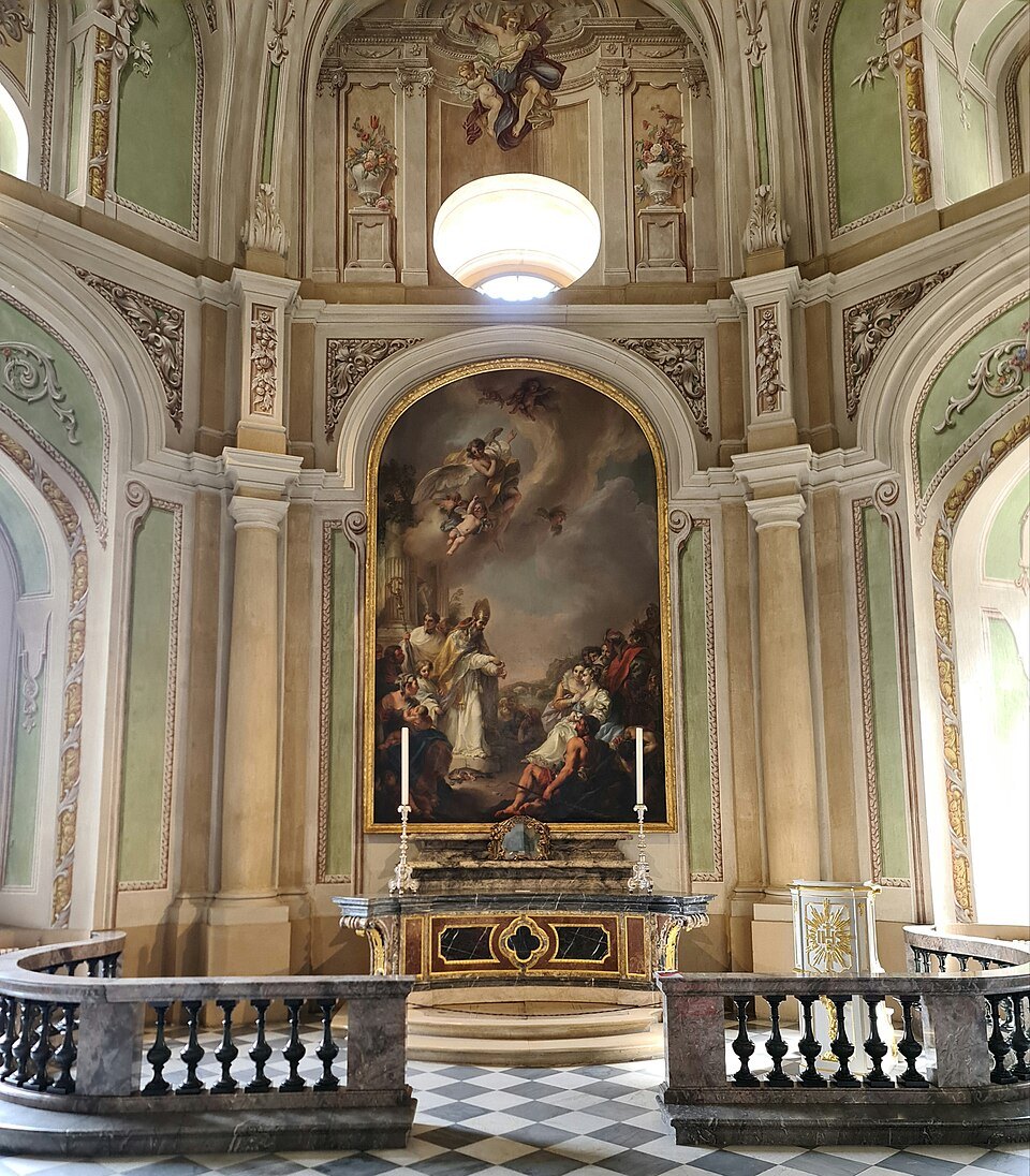 A side chapel with an altarpiece