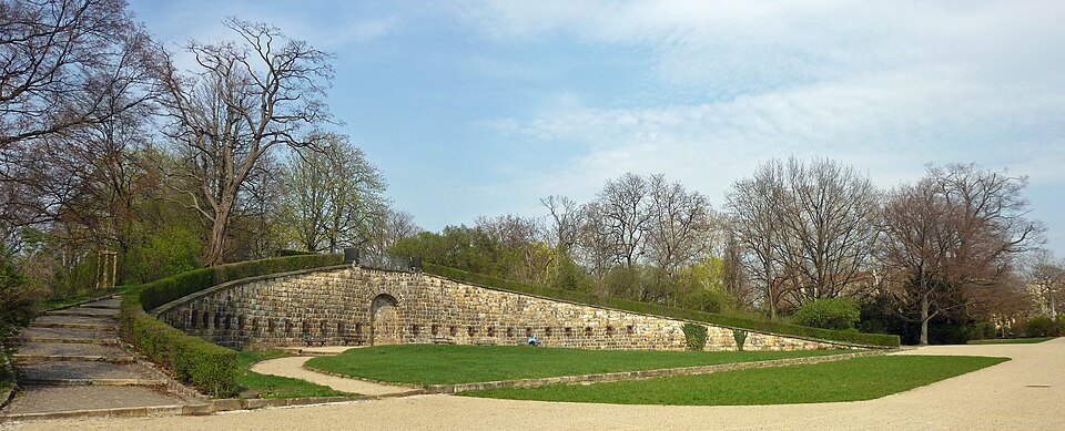 The exedra in the Palais garden