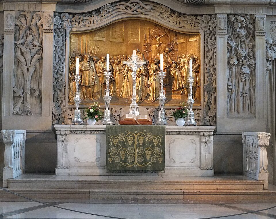 The Kreuzkirche altar with its golden relief