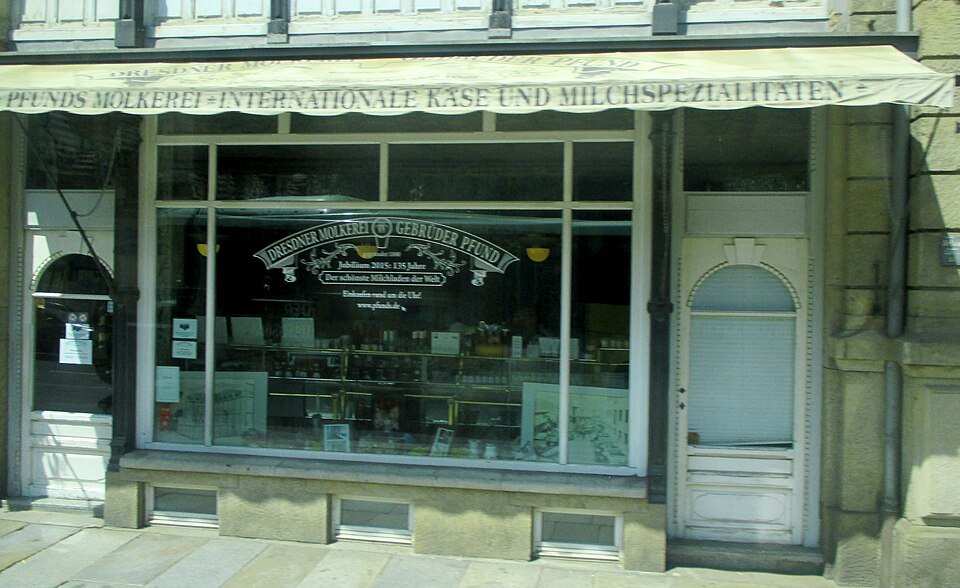 The shop window of Pfunds Molkerei