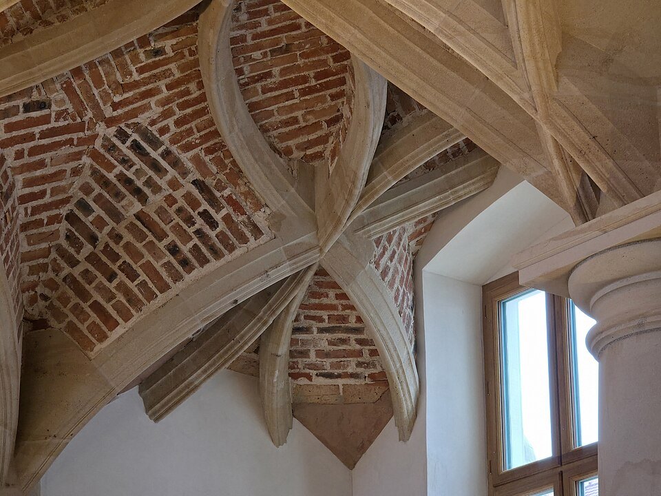 Looping rib vault in the palace chapel