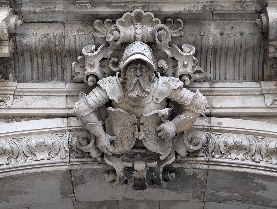 A carved knight on the Georgentor keystone