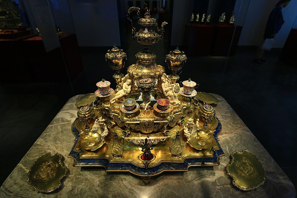 A golden coffee service in the New Green Vault