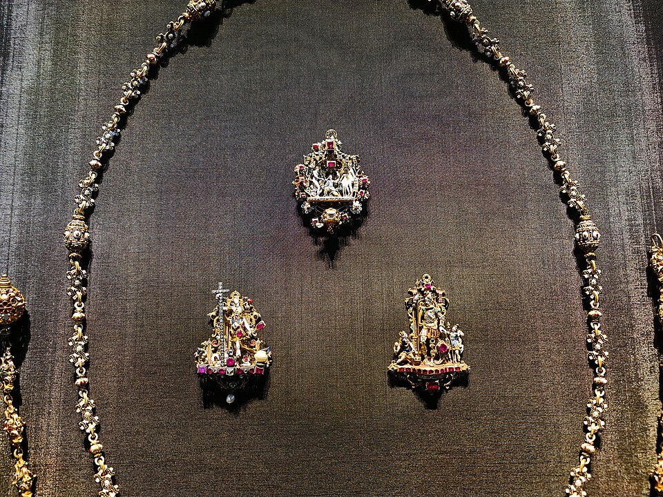 Jeweled pendants in the New Green Vault